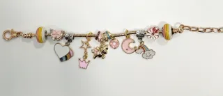 Pulsera ajustable con charms de fantasía