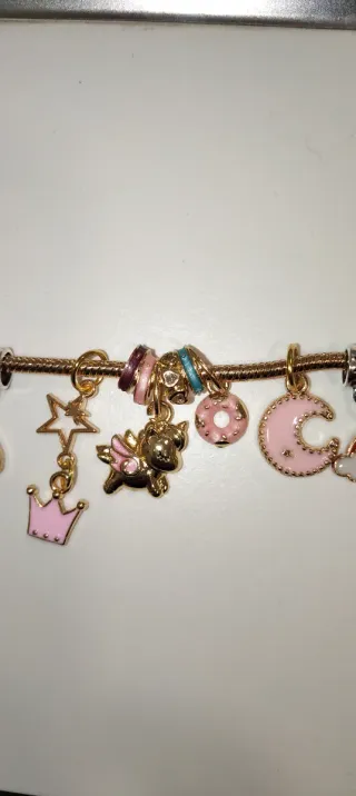 Pulsera ajustable con charms de fantasía