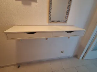 Mueble de entrada blanco con cajones
