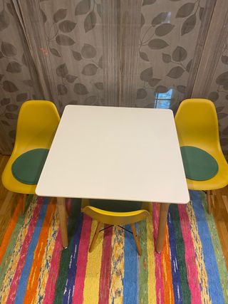 Mesa y 3 sillas diseño moderno