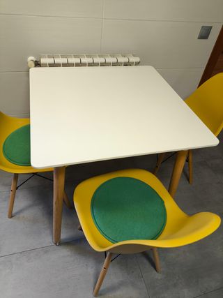 Mesa y 3 sillas diseño moderno