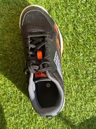 Zapatillas fútbol sala negras y grises