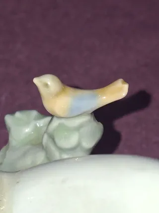 Figura Porcelana Nao Mujer con Pajarito