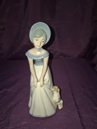 Figura Porcelana Nao Mujer con Pajarito