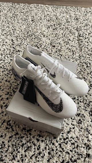 Botas de fútbol Nike Mercurial blancas