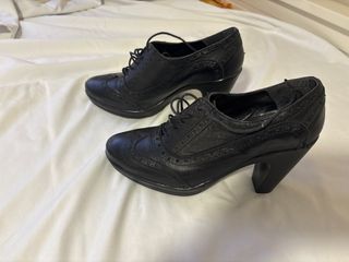 Zapatos de piel negros con tacón