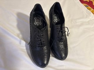 Zapatos de piel negros con tacón