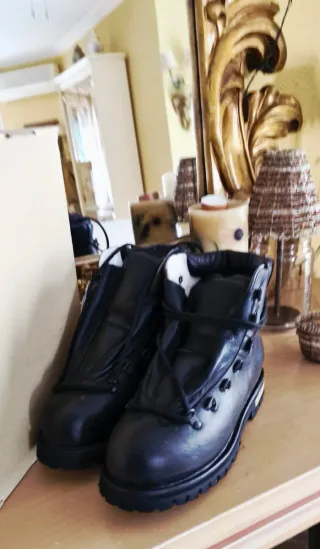 Botas de montaña Iturri negras suela Vibram