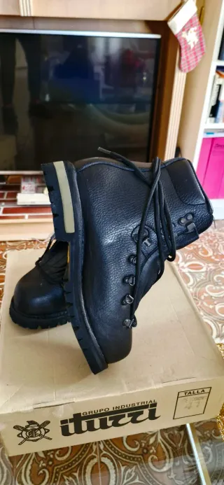 Botas de montaña Iturri negras suela Vibram