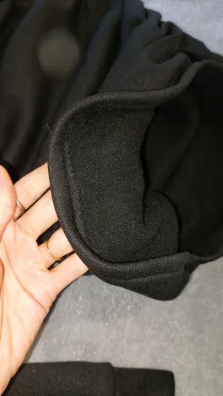 Vestido negro gordito.