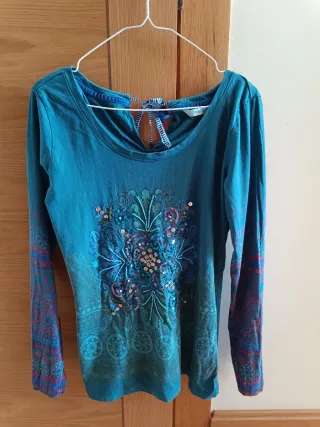 Camiseta Desigual con pedrería y lazo