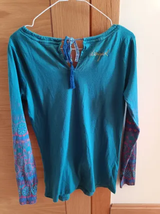 Camiseta Desigual con pedrería y lazo