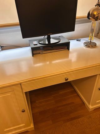 Escritorio de madera y metal