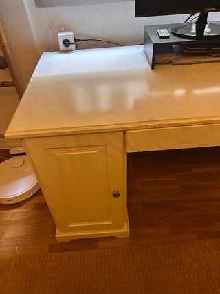 Escritorio de madera y metal