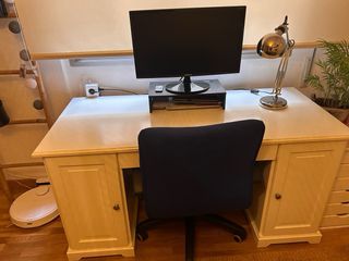 Escritorio de madera y metal