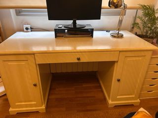 Escritorio de madera y metal