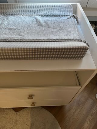 Cómoda cambiador bebe IKEA MYLLRA blanco y cajones