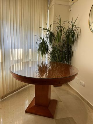 Mesa redonda con 4 sillas