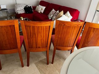 Mesa redonda con 4 sillas