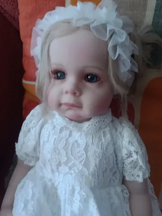 Muñeca niña tipo reborn