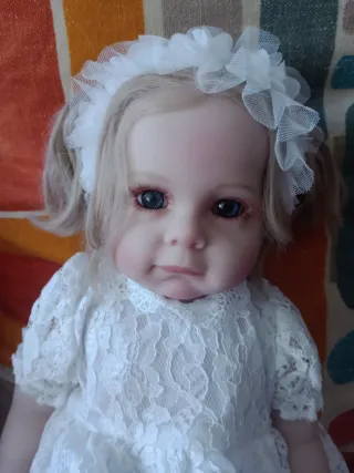 Muñeca niña tipo reborn