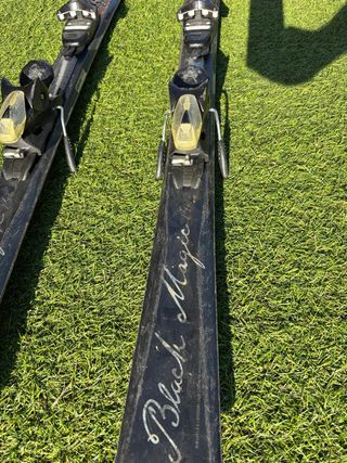 Esquís Elan Black Magic 146cm con fijaciones