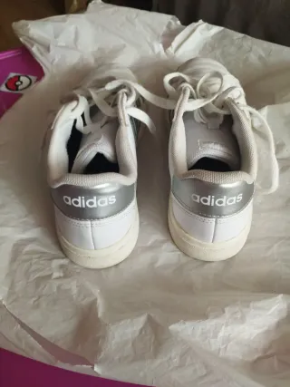 Zapatillas Adidas Blancas y Plateadas. Talla 37 ⅓