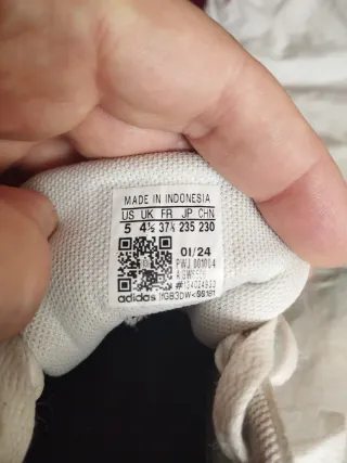 Zapatillas Adidas Blancas y Plateadas. Talla 37 ⅓