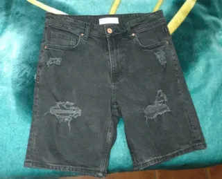 Pantalón vaquero corto negro rotos