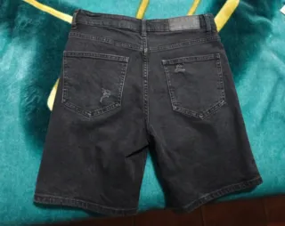 Pantalón vaquero corto negro rotos