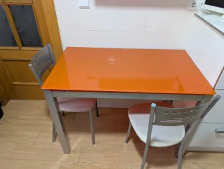 Mesa de cocina naranja con 2 sillas