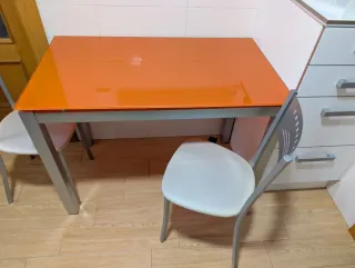 Mesa de cocina naranja con 2 sillas