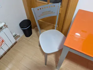 Mesa de cocina naranja con 2 sillas