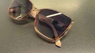 Occhiali da sole da donna in tonalità rosa