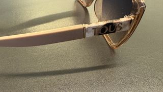 Occhiali da sole da donna in tonalità rosa