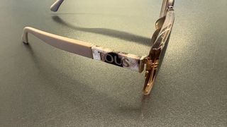 Occhiali da sole da donna in tonalità rosa