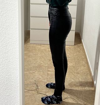 Pantalón pitillo negro efecto cuero