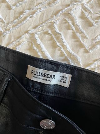 Pantalón pitillo negro efecto cuero