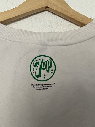 Sudadera Crop Top 7UP blanca joven