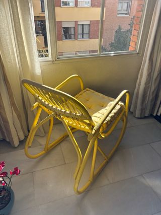 Hamaca de ratán amarilla