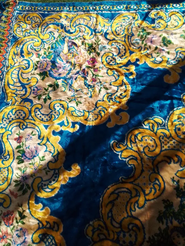 Lote de manta y tres colchas de seda, lote Muhamad