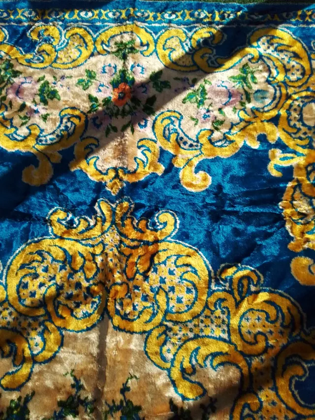 Lote de manta y tres colchas de seda, lote Muhamad