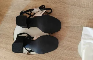 Sandalias MIM tacón negras tachuelas