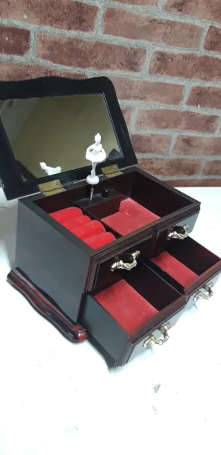 Joyero con bailarina y música