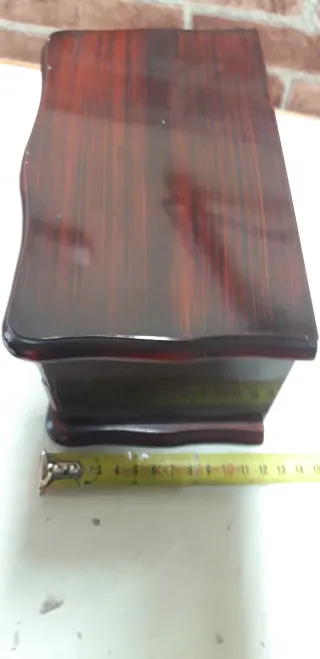 Joyero con bailarina y música