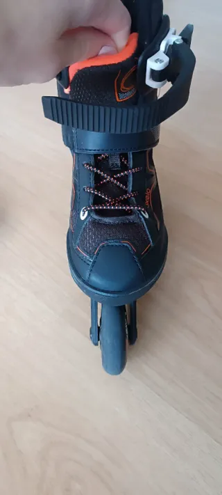 Patines en línea negros y naranjas. Talla 29-32