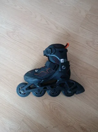 Patines en línea negros y naranjas. Talla 29-32