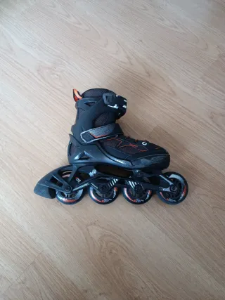 Patines en línea negros y naranjas. Talla 29-32