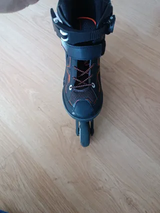 Patines en línea negros y naranjas. Talla 29-32