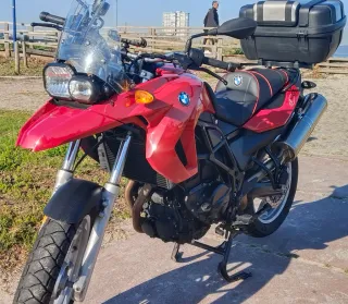 BMW F 650 GS Roja con Top Case